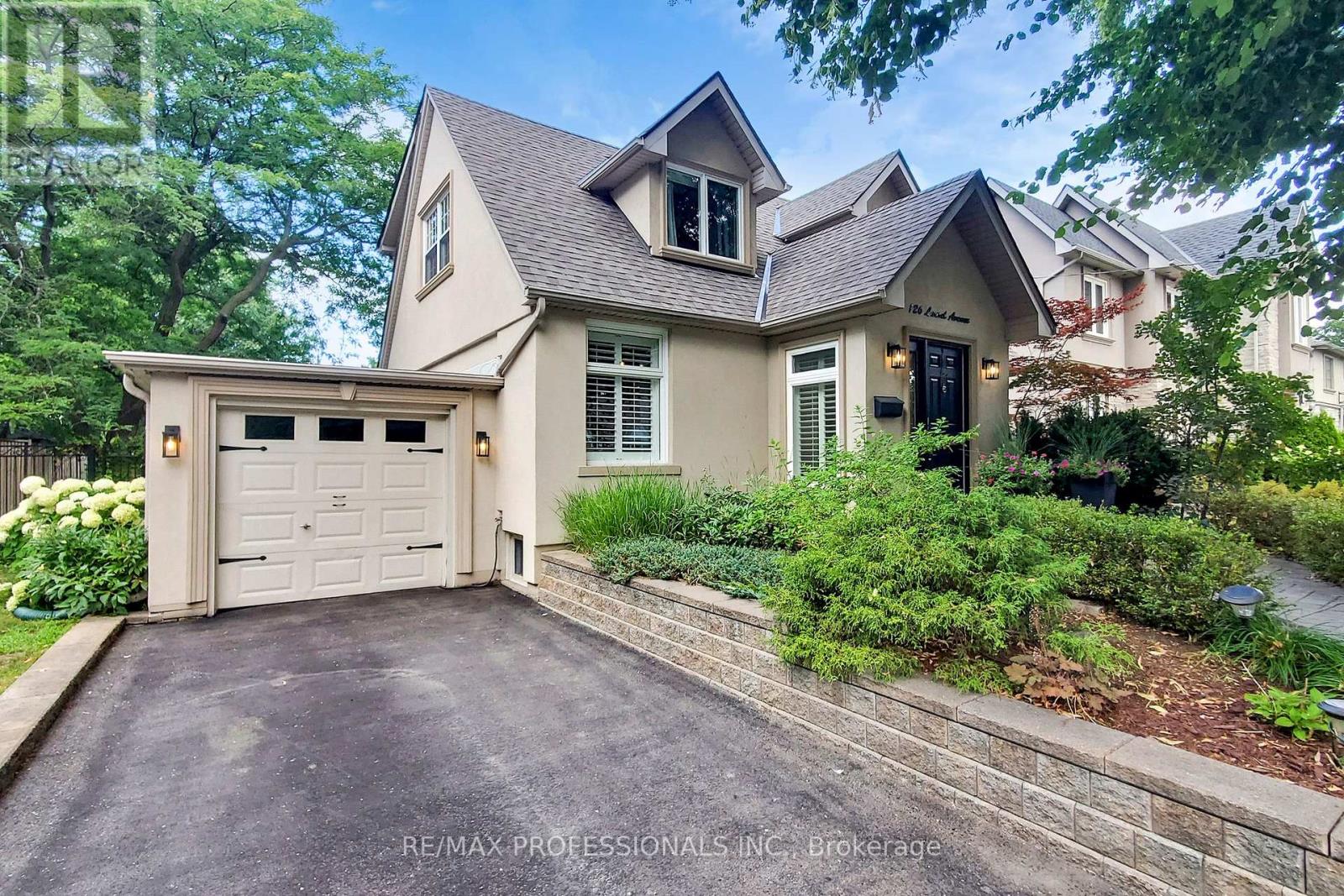 126 Laurel Avenue, Toronto, Ontario  M9B 4T6 - Photo 4 - W12419354