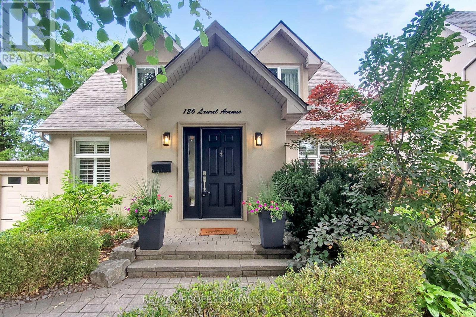 126 Laurel Avenue, Toronto, Ontario  M9B 4T6 - Photo 5 - W12419354