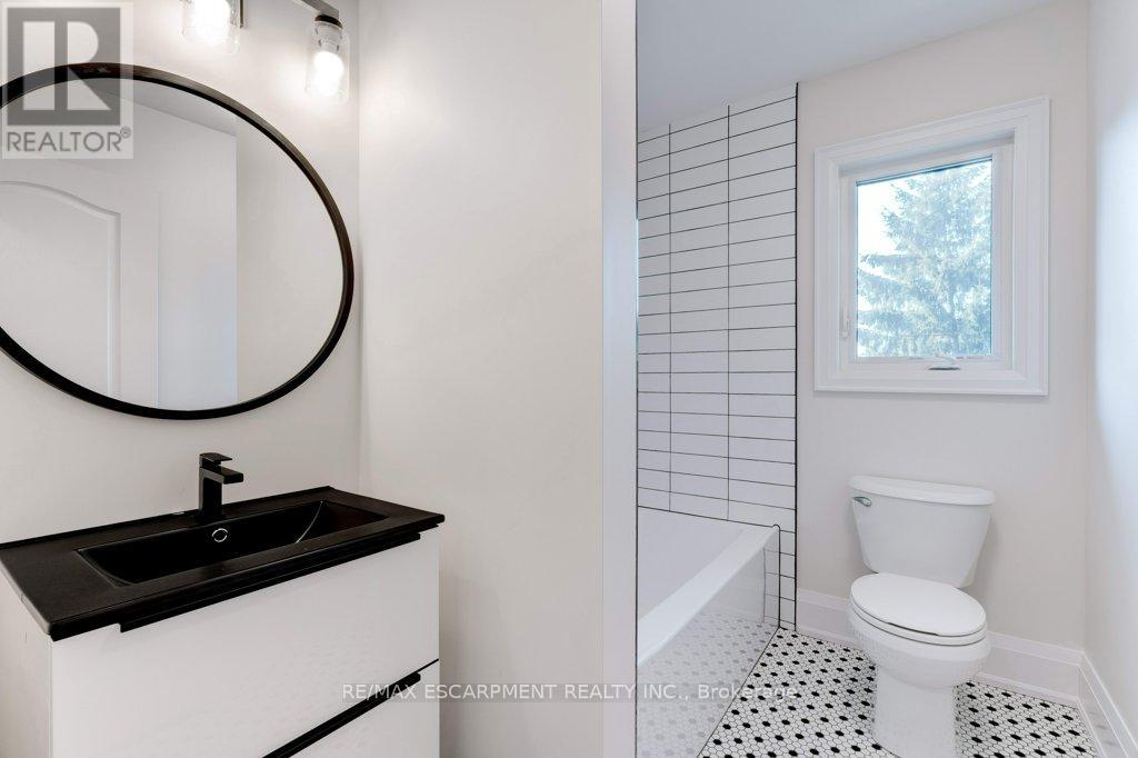 38 East 16th Street, Hamilton, Ontario  L9A 4H9 - Photo 31 - X12419342