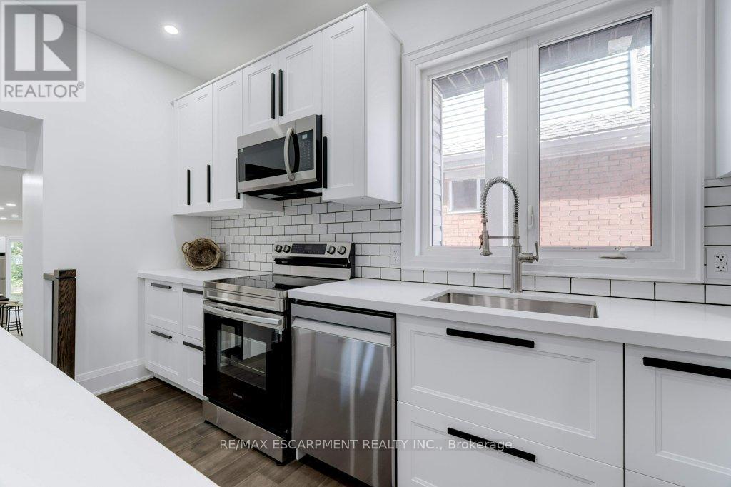 38 East 16th Street, Hamilton, Ontario  L9A 4H9 - Photo 9 - X12419342