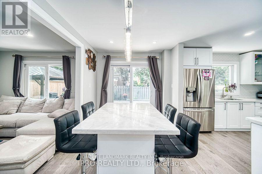 1285 Deer Run, Mississauga, Ontario  L5C 3P8 - Photo 12 - W12364679