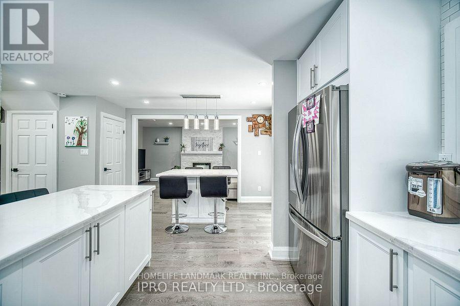 1285 Deer Run, Mississauga, Ontario  L5C 3P8 - Photo 11 - W12364679