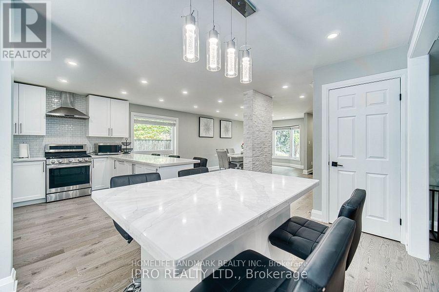 1285 Deer Run, Mississauga, Ontario  L5C 3P8 - Photo 13 - W12364679