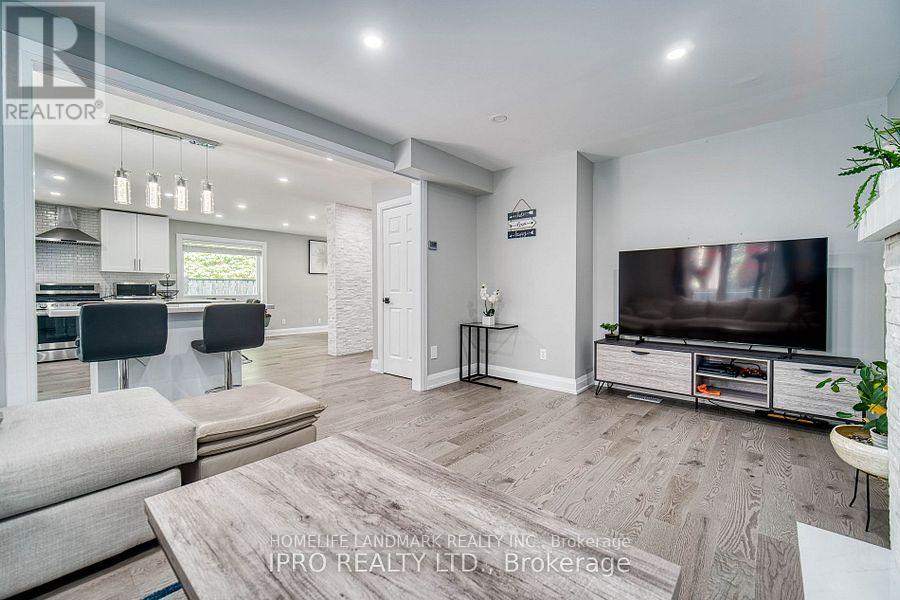 1285 Deer Run, Mississauga, Ontario  L5C 3P8 - Photo 18 - W12364679