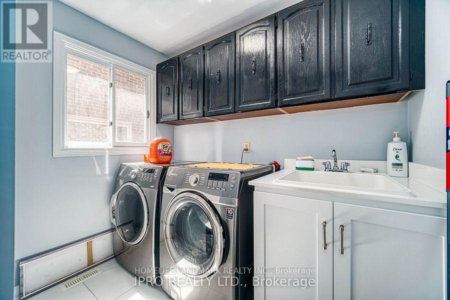 1285 Deer Run, Mississauga, Ontario  L5C 3P8 - Photo 15 - W12364679
