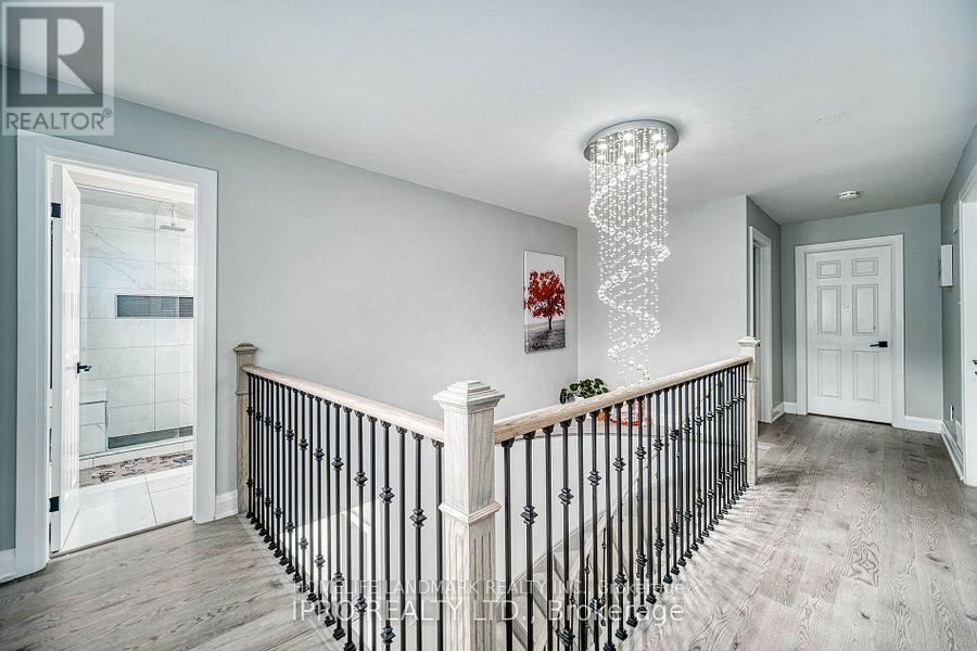 1285 Deer Run, Mississauga, Ontario  L5C 3P8 - Photo 20 - W12364679