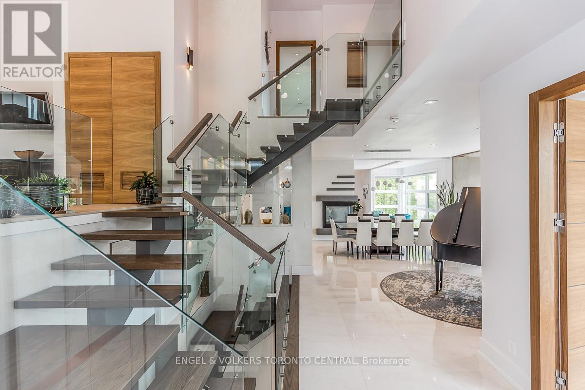 16 Valleycrest Drive, Oro-Medonte, Ontario  L0L 2L0 - Photo 7 - S12390489