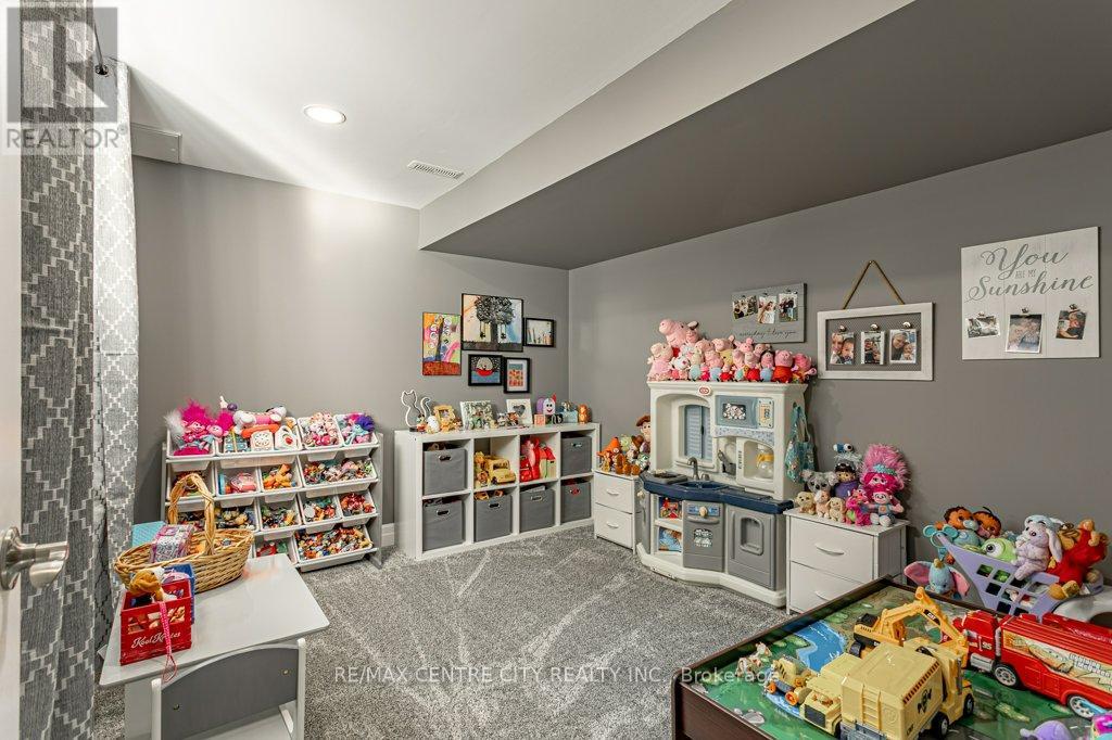 148 Elliott Trail, Thames Centre, Ontario  N0M 2P0 - Photo 34 - X12419471