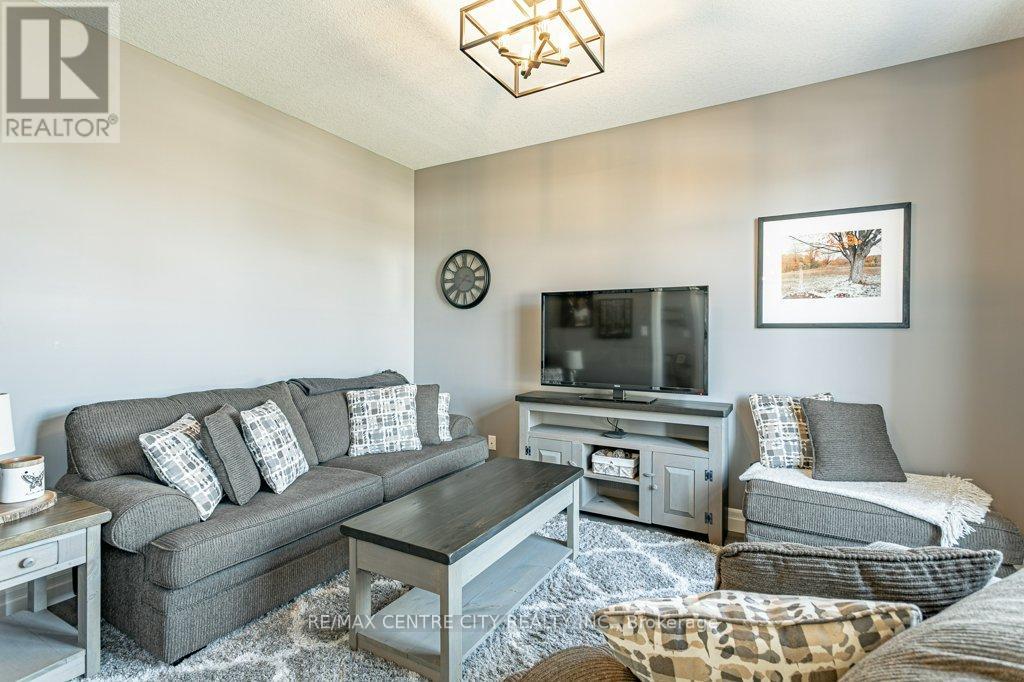 148 Elliott Trail, Thames Centre, Ontario  N0M 2P0 - Photo 6 - X12419471