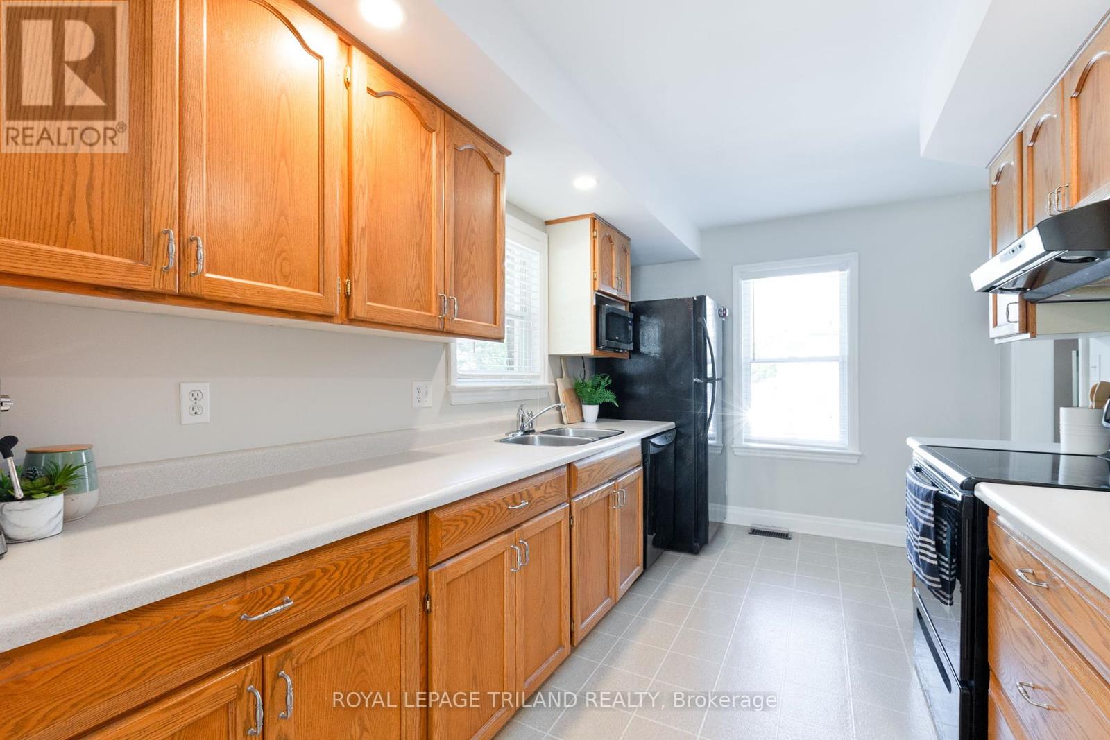 130 Duchess Avenue, Lucan Biddulph, Ontario  N0M 2J0 - Photo 11 - X12419569