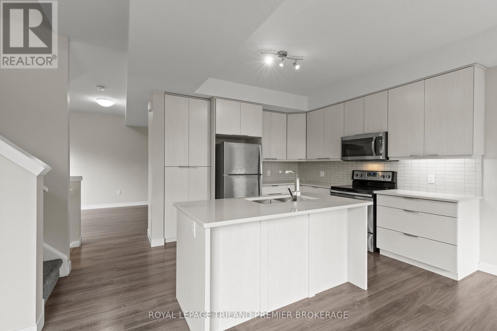 996 West Village Square, London North, Ontario  N6H 0J7 - Photo 8 - X12419573