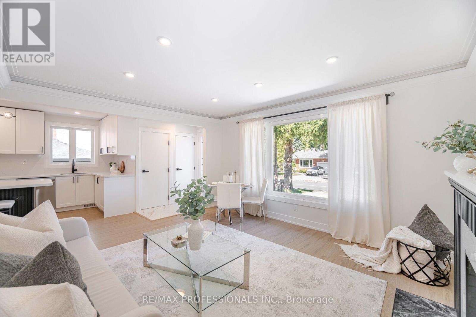 4 Lloyd Manor Road, Toronto, Ontario  M9B 5H6 - Photo 12 - W12410683