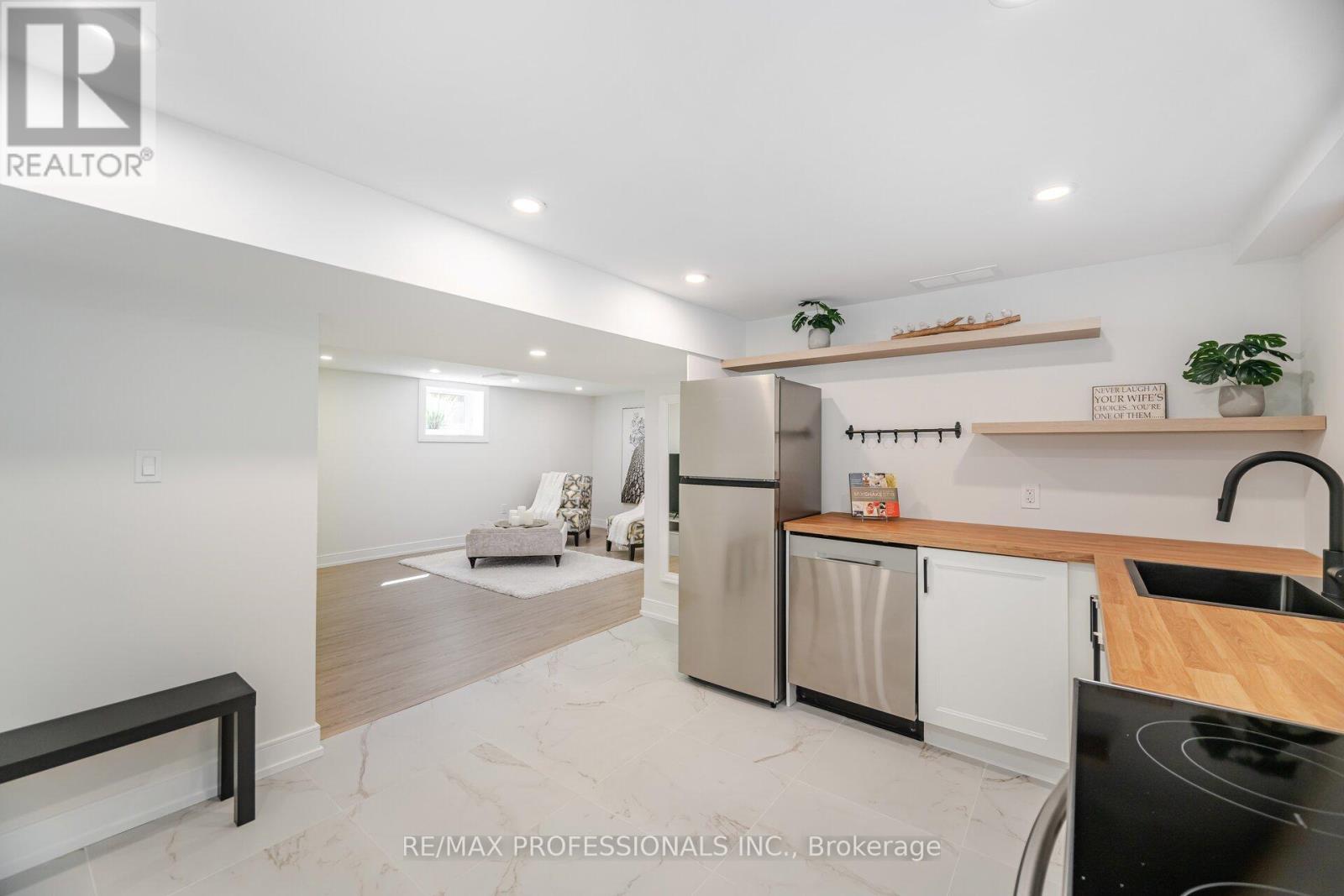 4 Lloyd Manor Road, Toronto, Ontario  M9B 5H6 - Photo 32 - W12410683