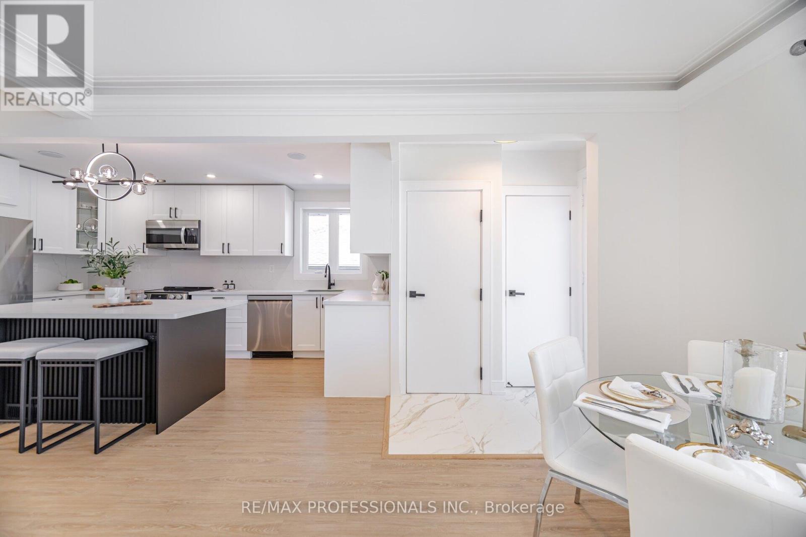 4 Lloyd Manor Road, Toronto, Ontario  M9B 5H6 - Photo 9 - W12410683