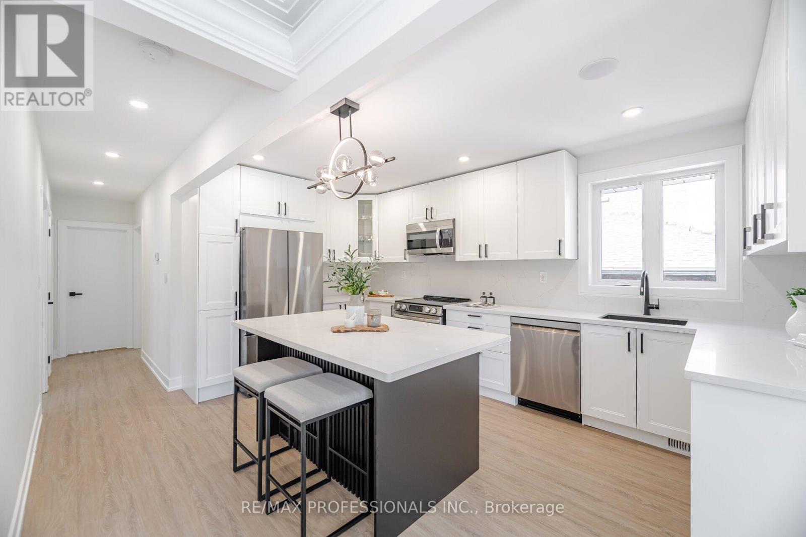 4 Lloyd Manor Road, Toronto, Ontario  M9B 5H6 - Photo 14 - W12410683