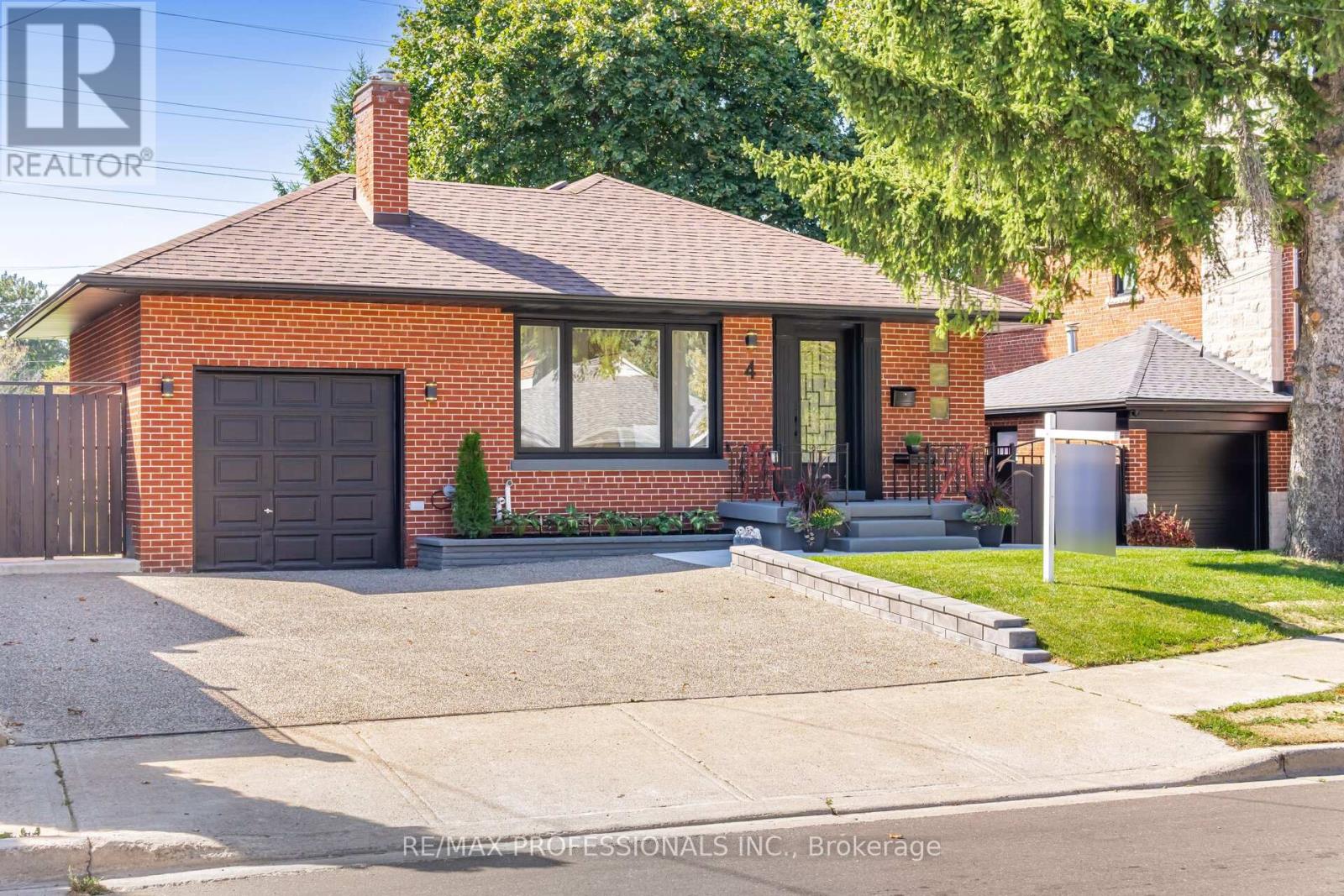 4 Lloyd Manor Road, Toronto, Ontario  M9B 5H6 - Photo 3 - W12410683