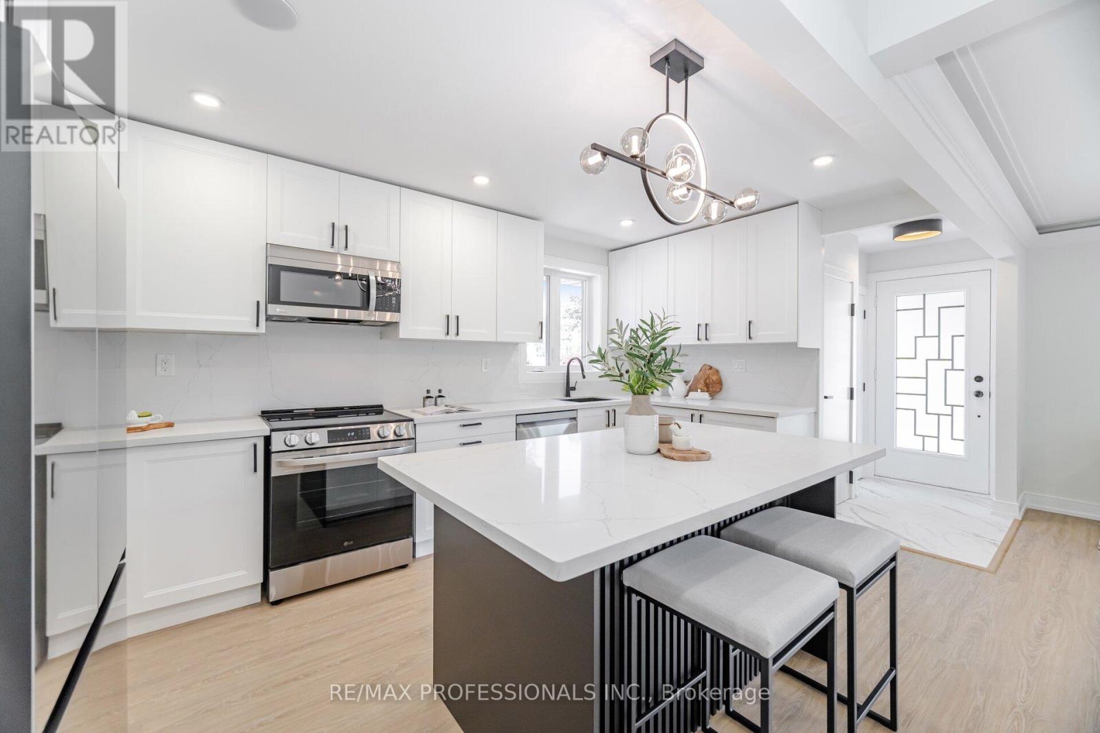 4 Lloyd Manor Road, Toronto, Ontario  M9B 5H6 - Photo 15 - W12410683
