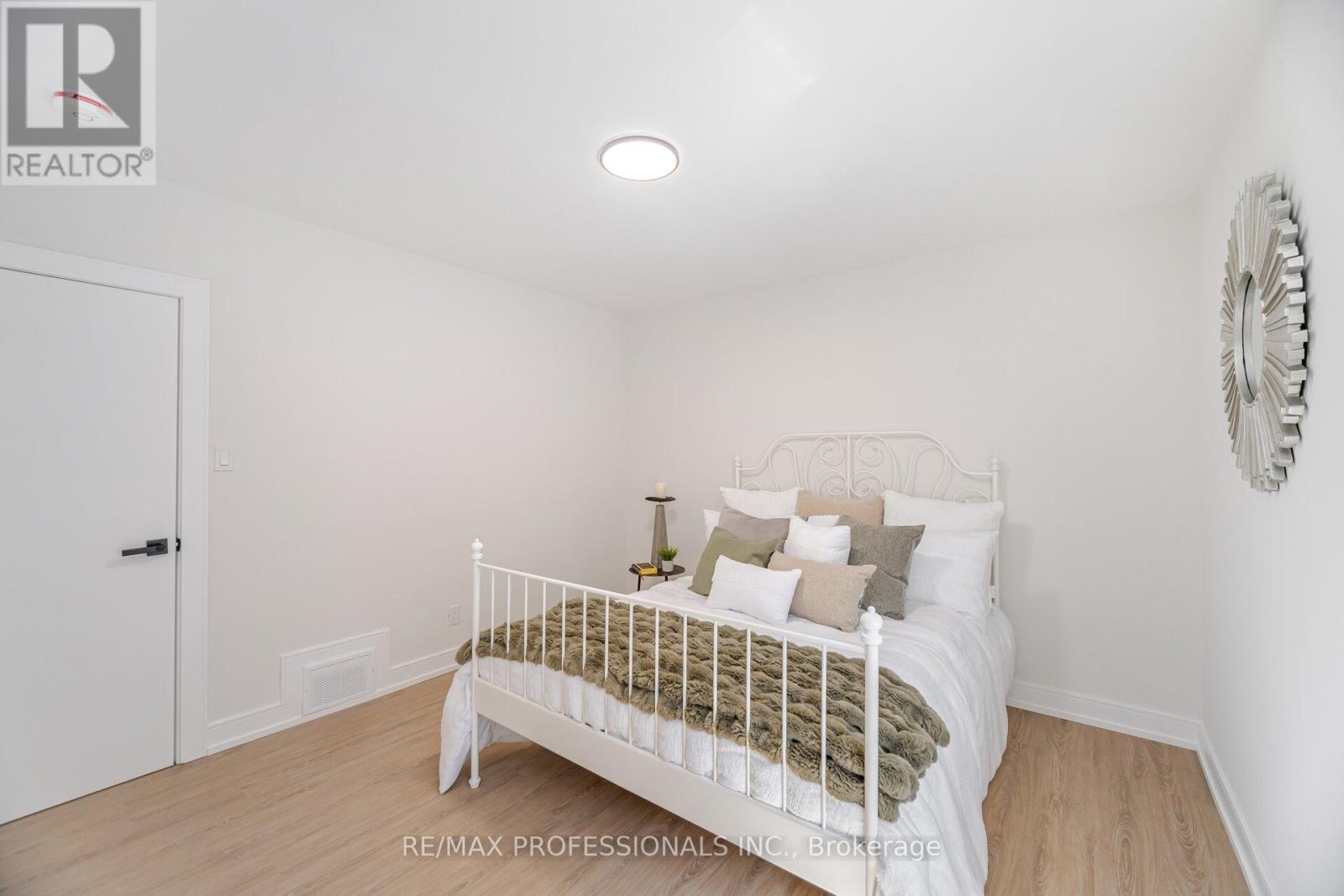 4 Lloyd Manor Road, Toronto, Ontario  M9B 5H6 - Photo 23 - W12410683