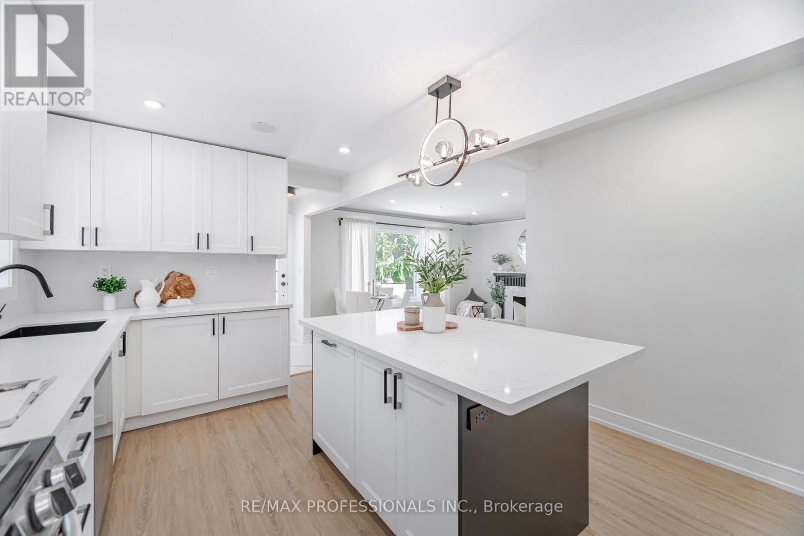 4 Lloyd Manor Road, Toronto, Ontario  M9B 5H6 - Photo 17 - W12410683