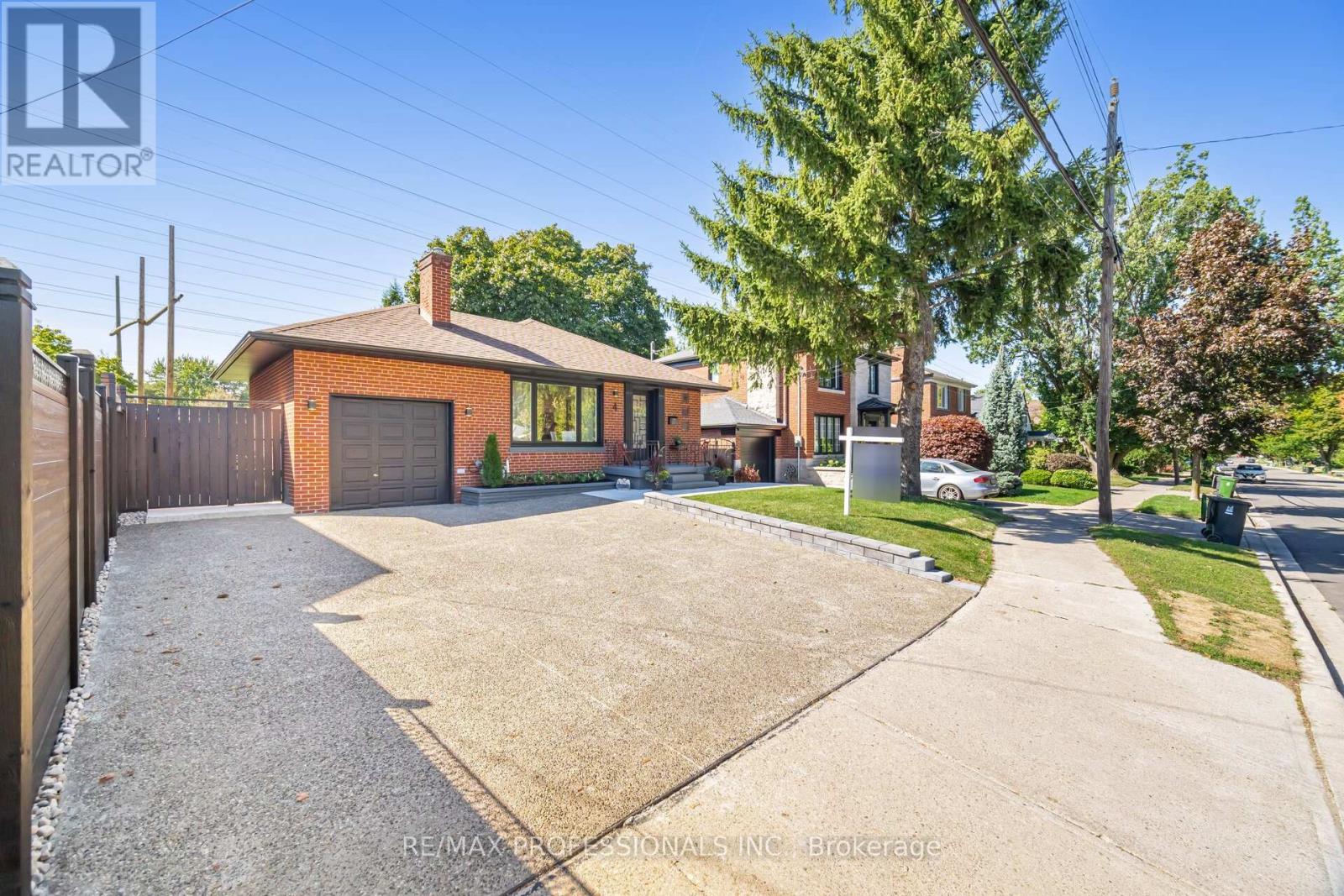 4 Lloyd Manor Road, Toronto, Ontario  M9B 5H6 - Photo 5 - W12410683