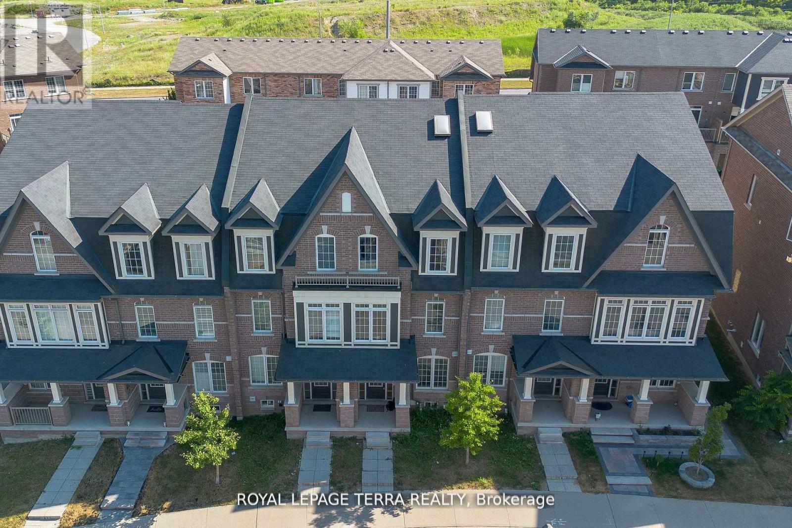 8 GRAYWARDINE LANE, Ajax, Ontario