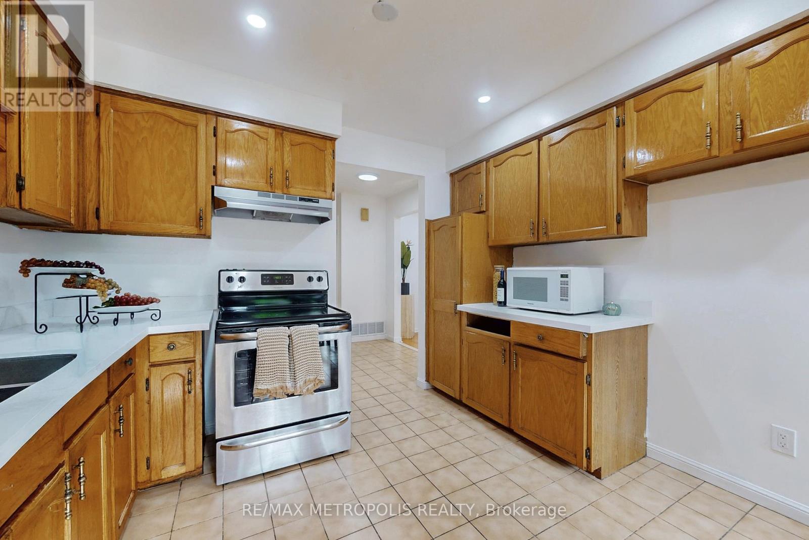 6 Rockwood Drive, Toronto, Ontario  M1M 3N1 - Photo 11 - E12419398