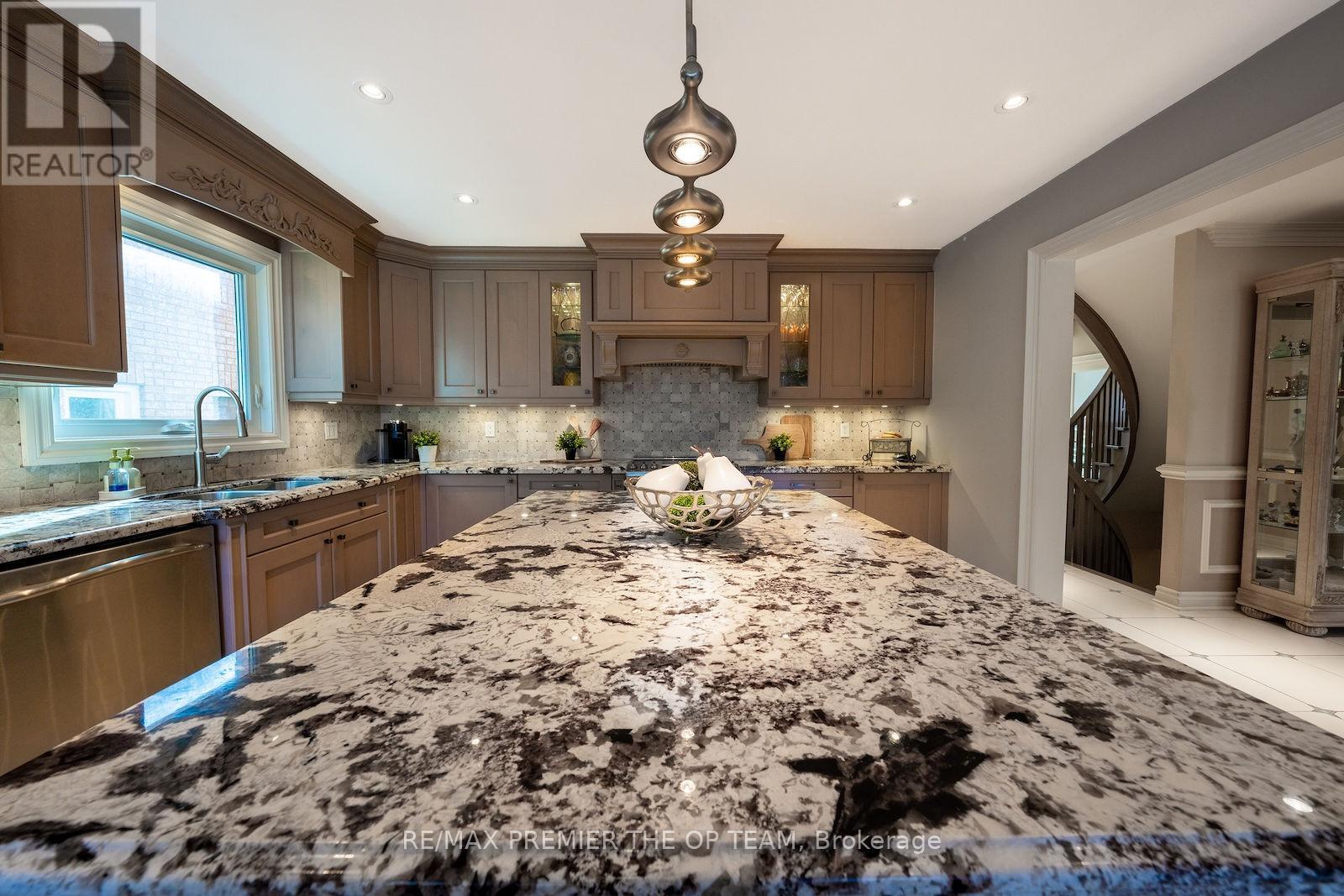 182 Clover Leaf Street, Vaughan, Ontario  L4L 5H7 - Photo 18 - N12419417