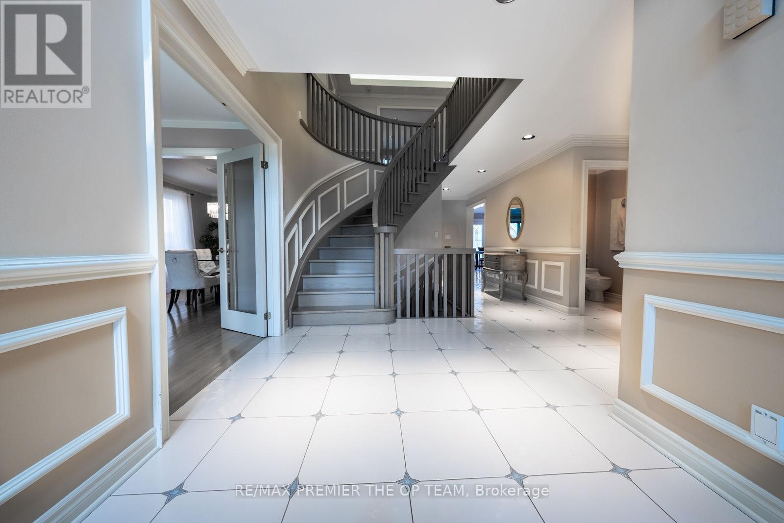 182 Clover Leaf Street, Vaughan, Ontario  L4L 5H7 - Photo 3 - N12419417