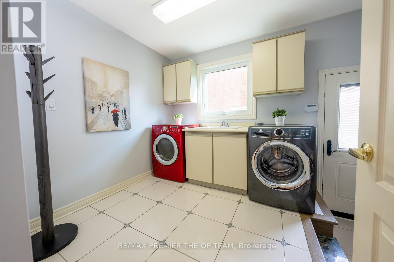 182 Clover Leaf Street, Vaughan, Ontario  L4L 5H7 - Photo 5 - N12419417