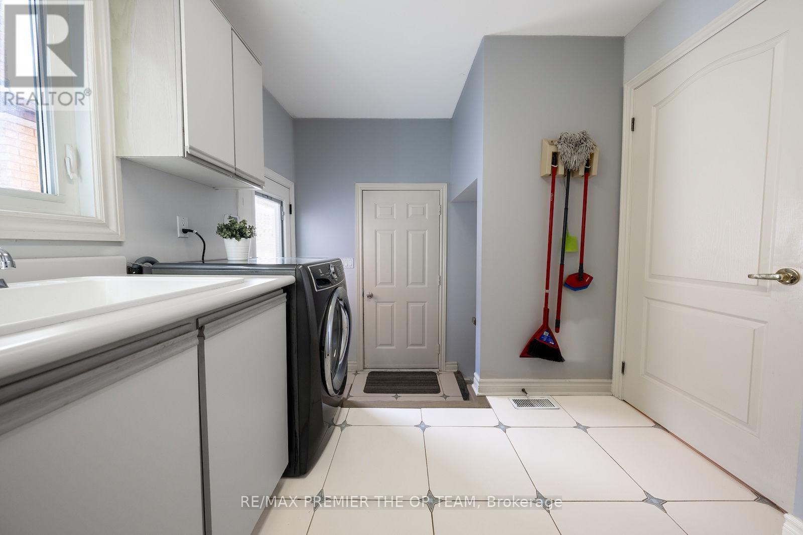 182 Clover Leaf Street, Vaughan, Ontario  L4L 5H7 - Photo 6 - N12419417