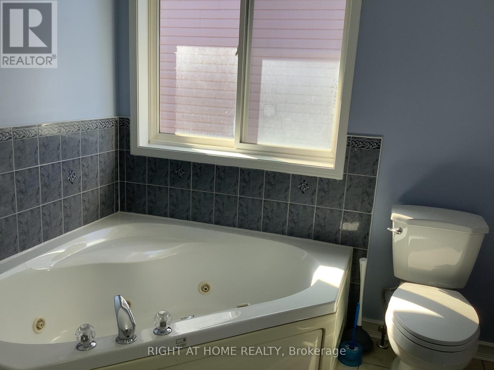 17 Dunsmore Lane, Barrie, Ontario  L4M 7A1 - Photo 10 - S12419432