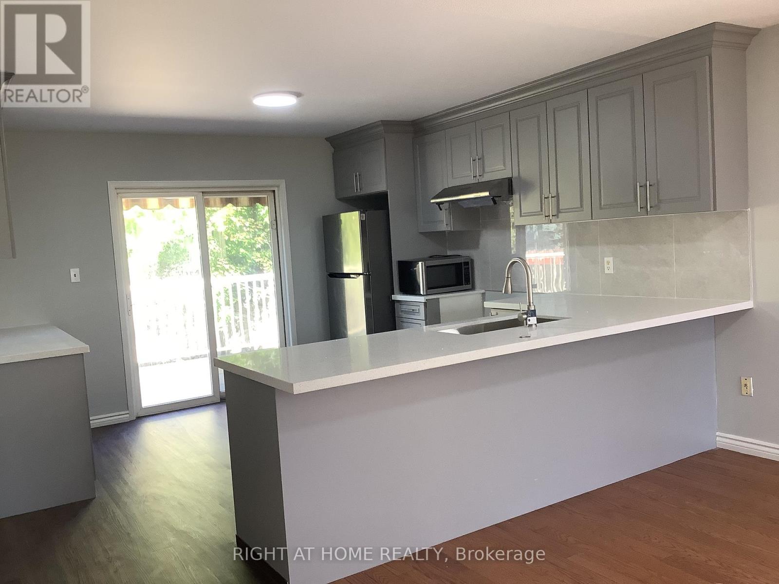 17 Dunsmore Lane, Barrie, Ontario  L4M 7A1 - Photo 6 - S12419432