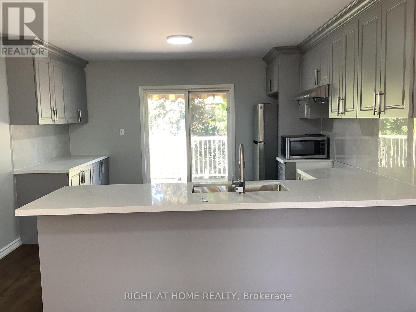 17 Dunsmore Lane, Barrie, Ontario  L4M 7A1 - Photo 7 - S12419432