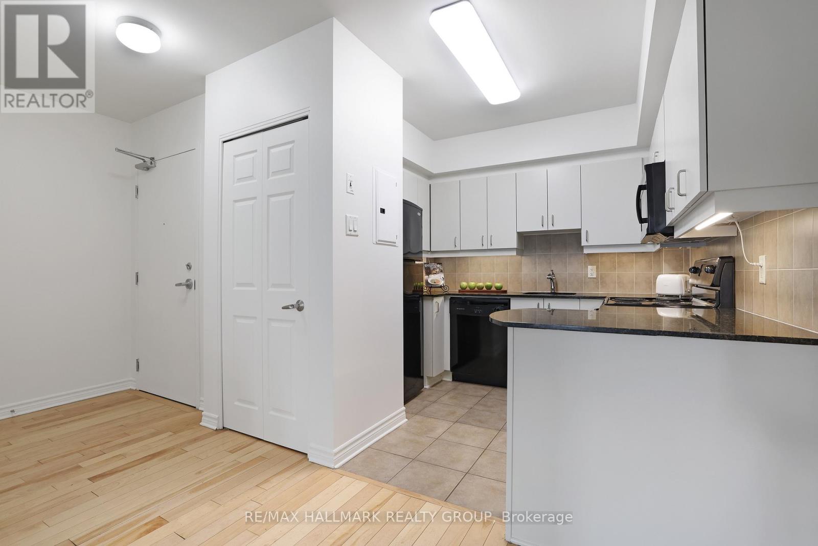 405 - 445 Laurier Avenue W, Ottawa, Ontario  K1R 0A2 - Photo 4 - X12369987