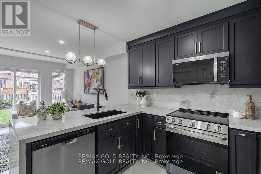 7 Harding Street, Halton Hills (Georgetown), Ontario  L7G 6B1 - Photo 7 - W12419401