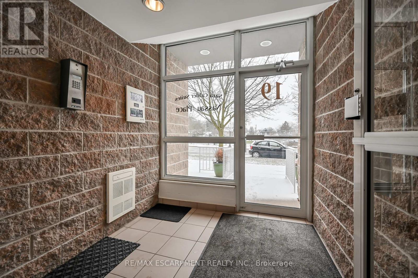 102 - 19 Lake Avenue S, Hamilton, Ontario  L8G 2V1 - Photo 4 - X12419411