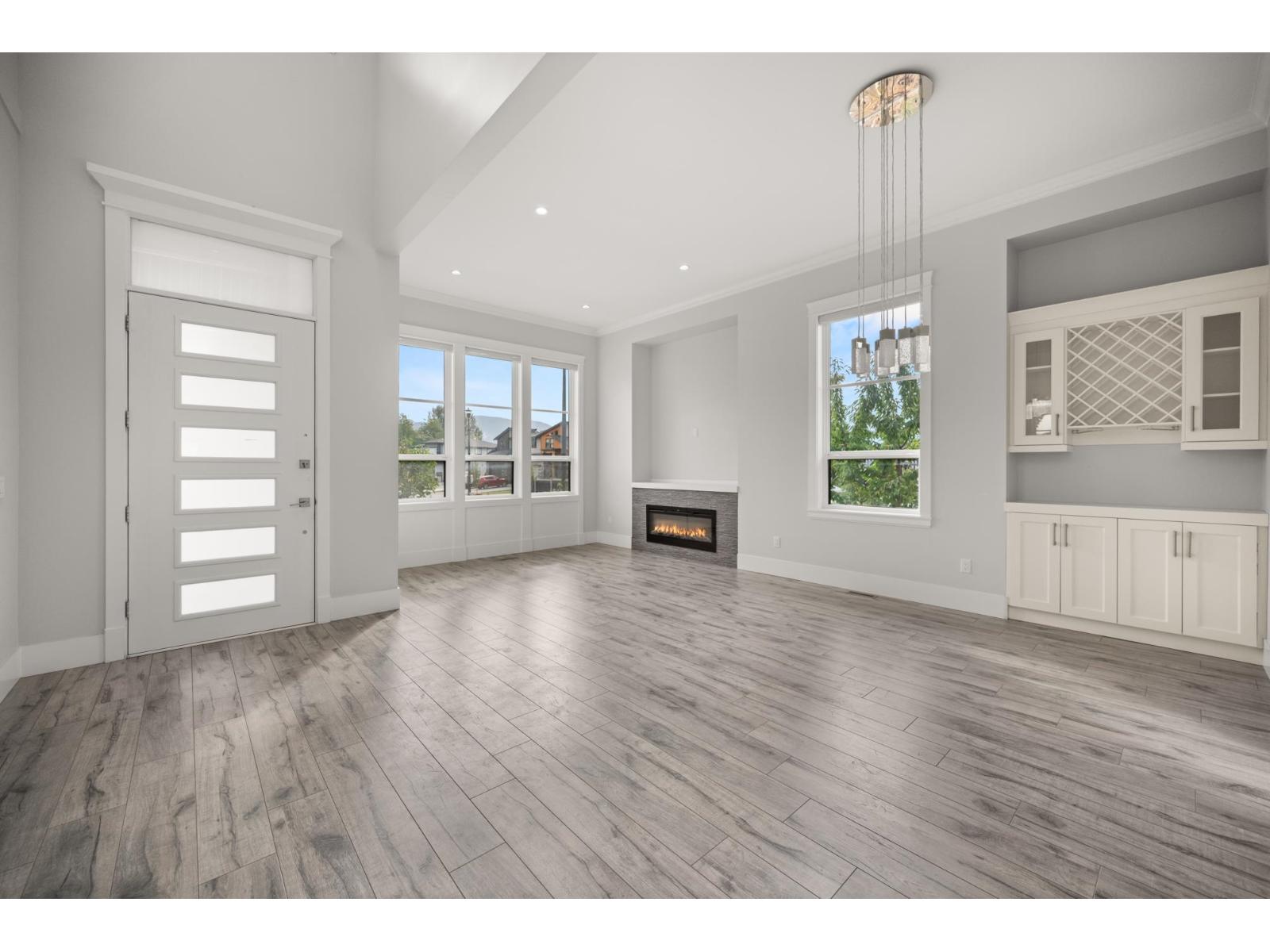 8379 Mctaggart Street, Mission, British Columbia  V2V 0G3 - Photo 2 - R3050671