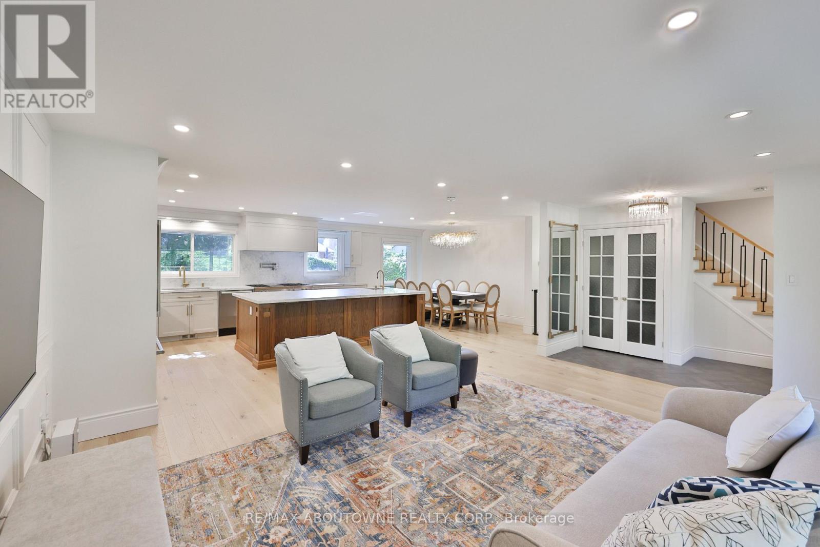 222 Vance Drive, Oakville, Ontario  L6L 3L1 - Photo 11 - W12419254