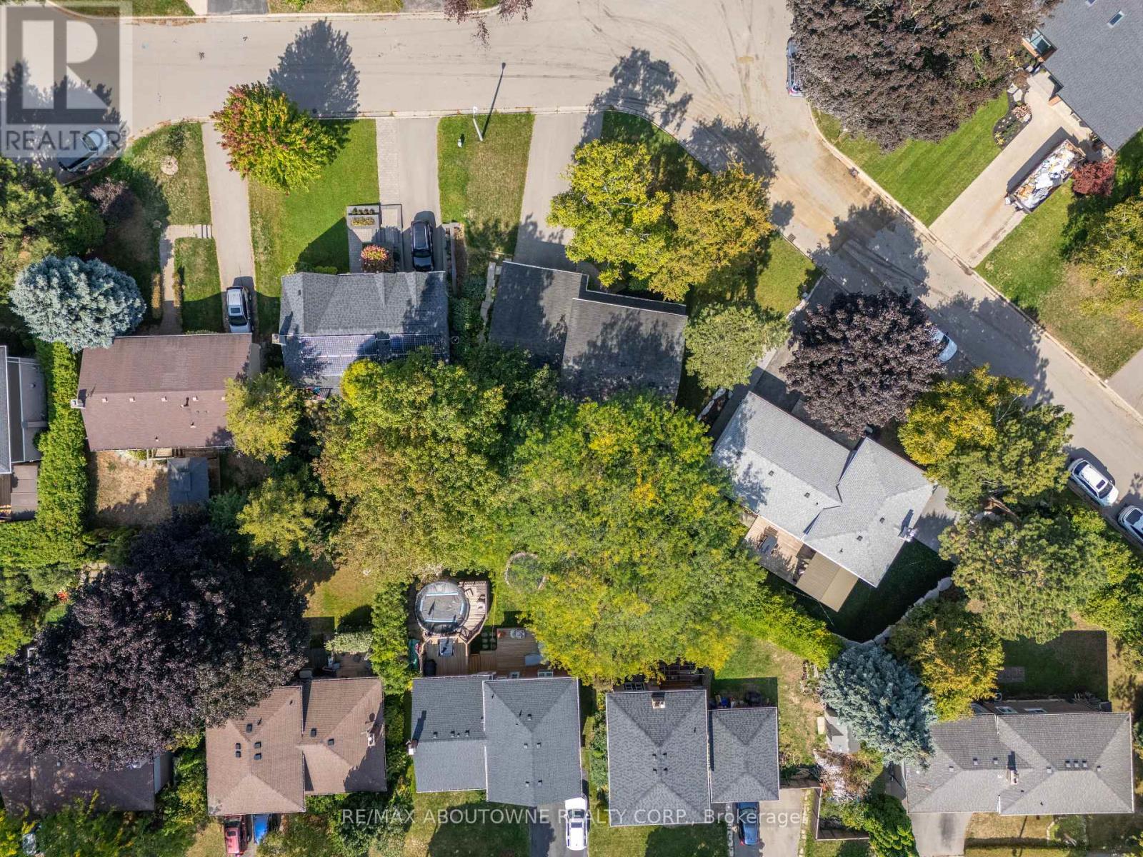 222 Vance Drive, Oakville, Ontario  L6L 3L1 - Photo 6 - W12419254