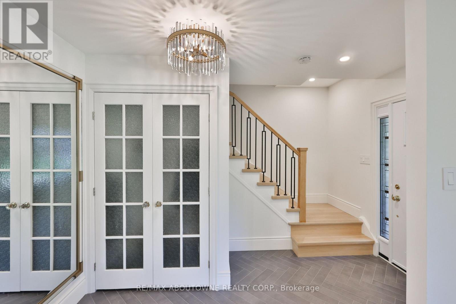 222 Vance Drive, Oakville, Ontario  L6L 3L1 - Photo 9 - W12419254