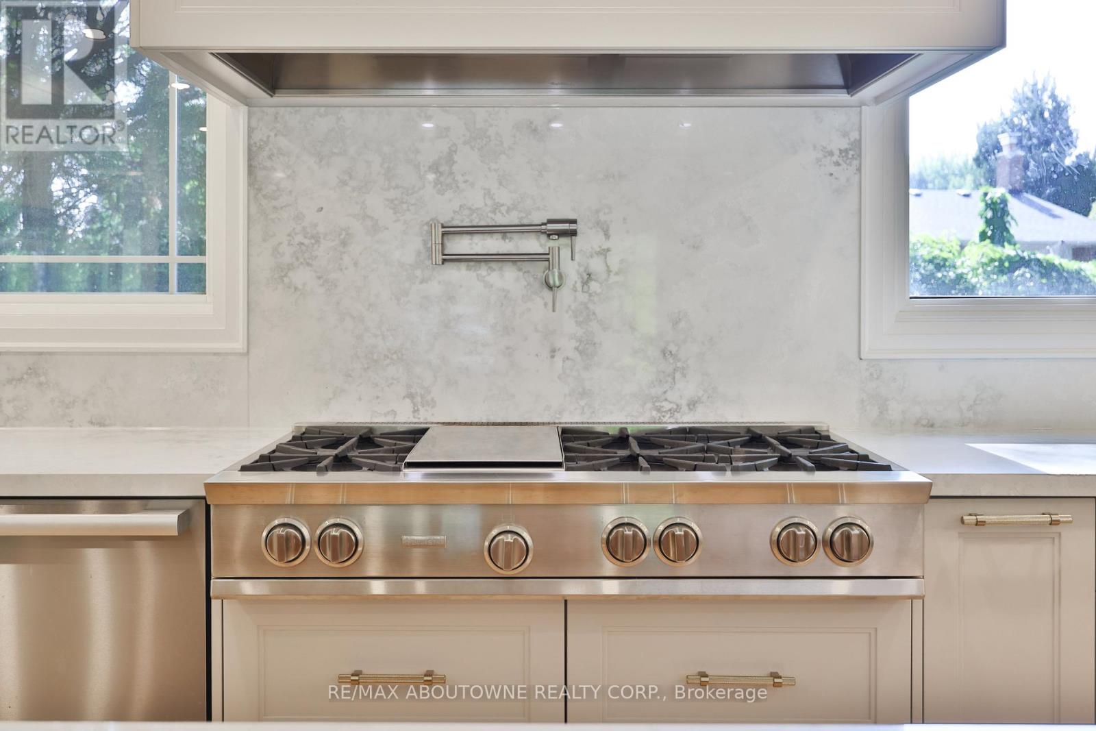 222 Vance Drive, Oakville, Ontario  L6L 3L1 - Photo 15 - W12419254