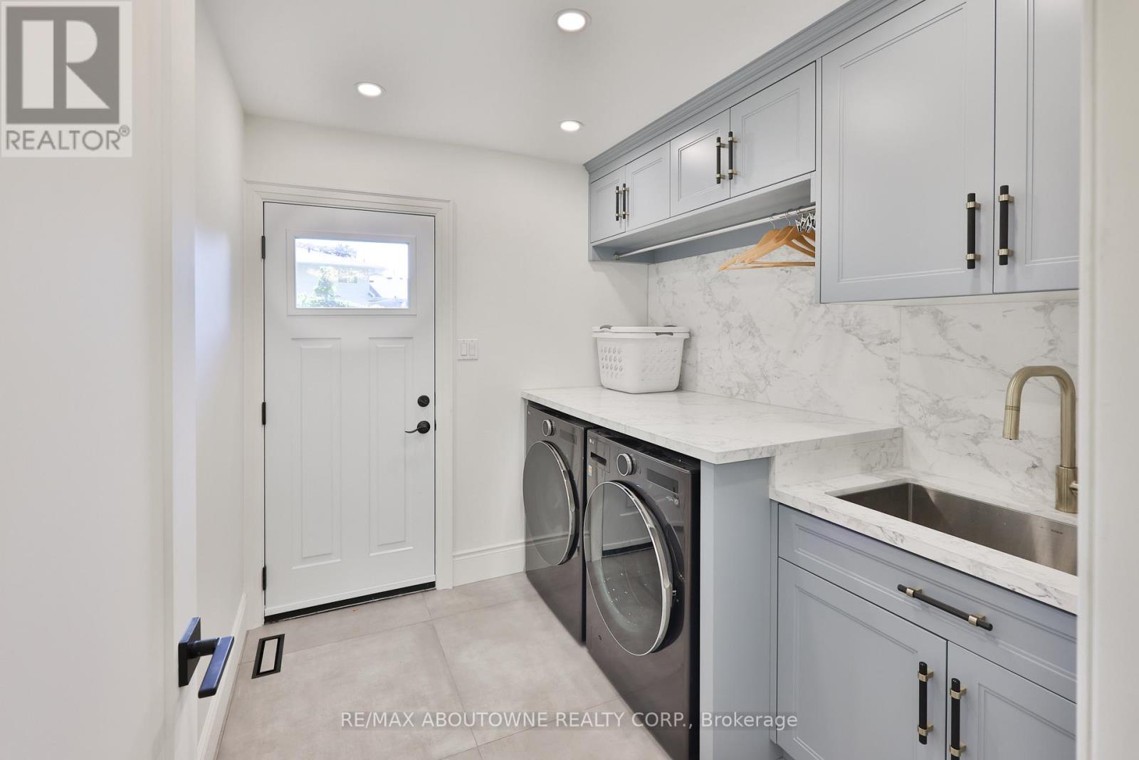 222 Vance Drive, Oakville, Ontario  L6L 3L1 - Photo 23 - W12419254