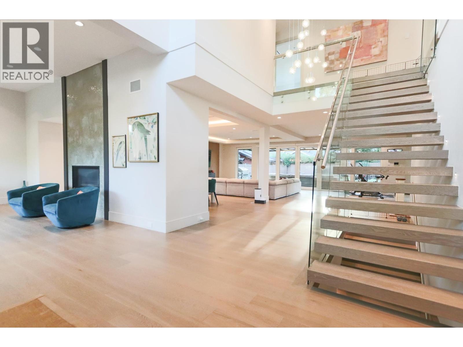 4341 Carolyn Drive, North Vancouver, British Columbia  V7R 4A5 - Photo 2 - R3050317