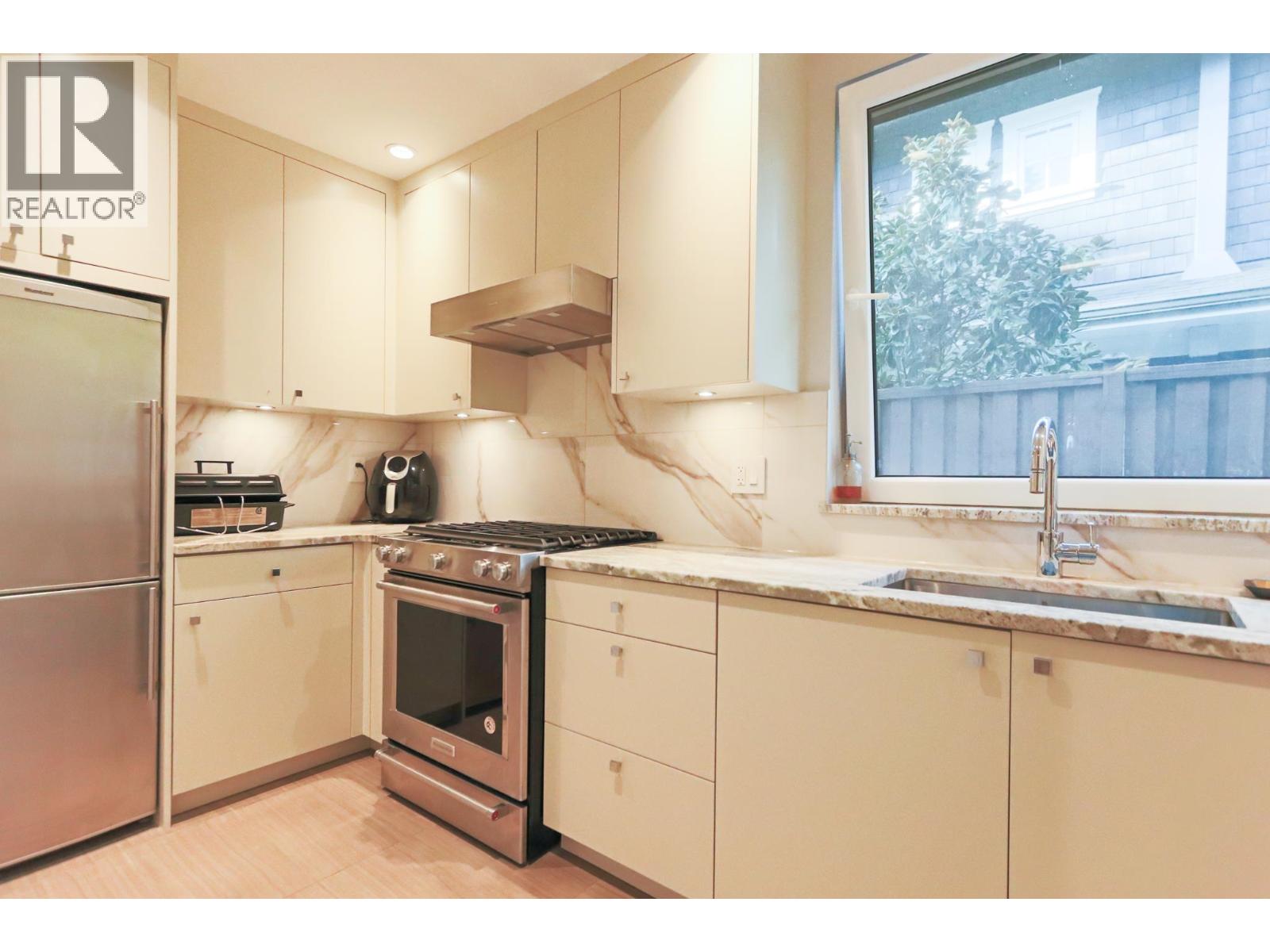 4341 Carolyn Drive, North Vancouver, British Columbia  V7R 4A5 - Photo 8 - R3050317
