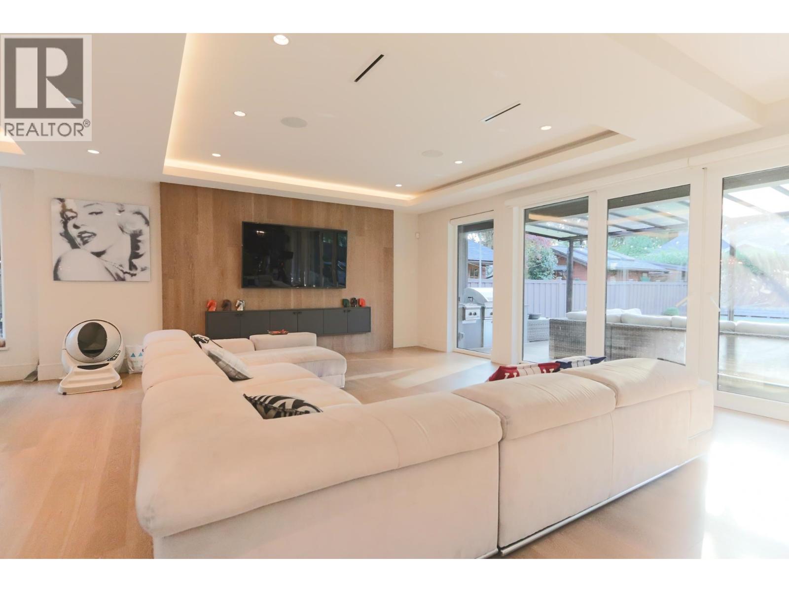 4341 Carolyn Drive, North Vancouver, British Columbia  V7R 4A5 - Photo 3 - R3050317