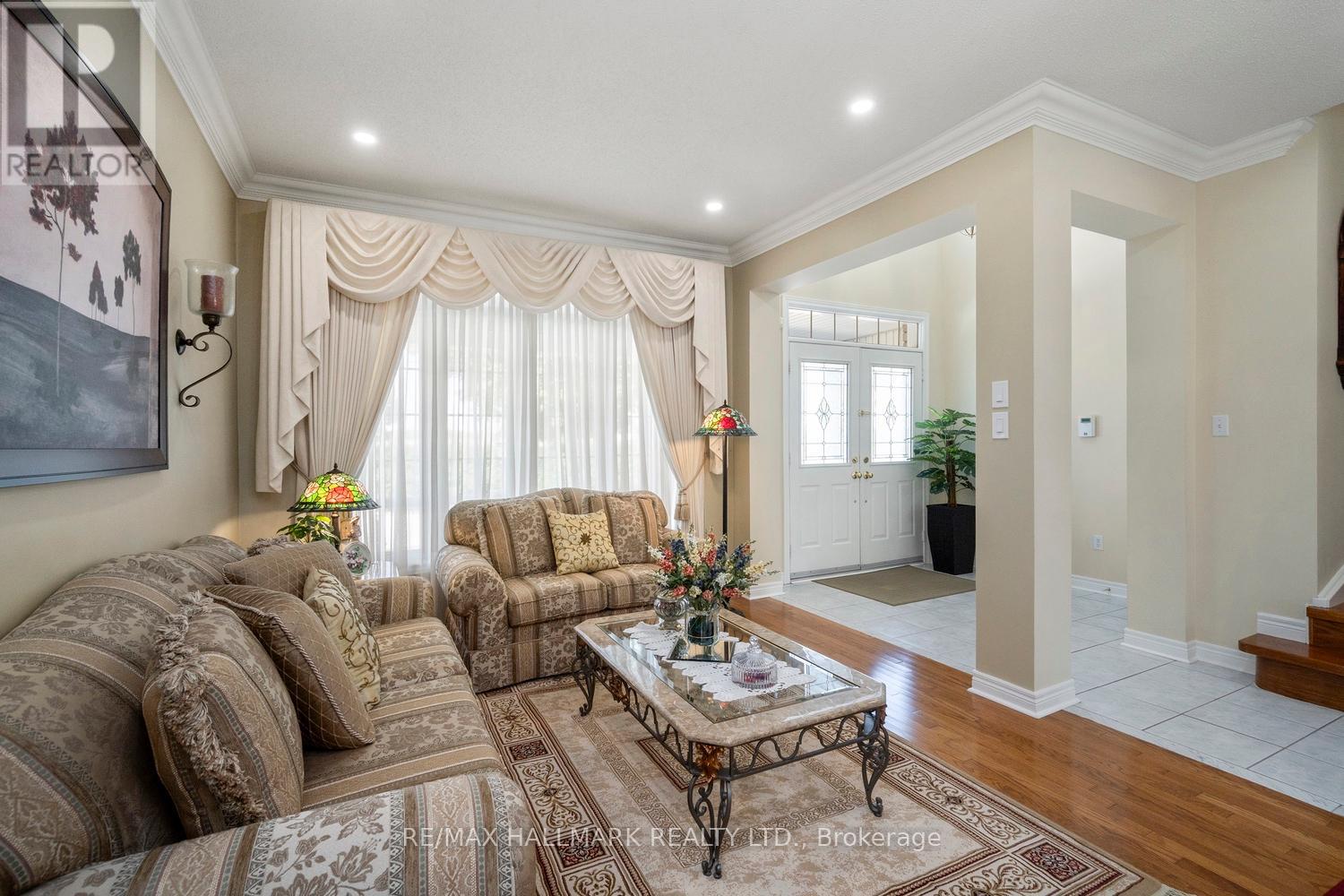 21 Courtfield Crescent, Markham (Berczy), Ontario  L6C 2R8 - Photo 5 - N12419513
