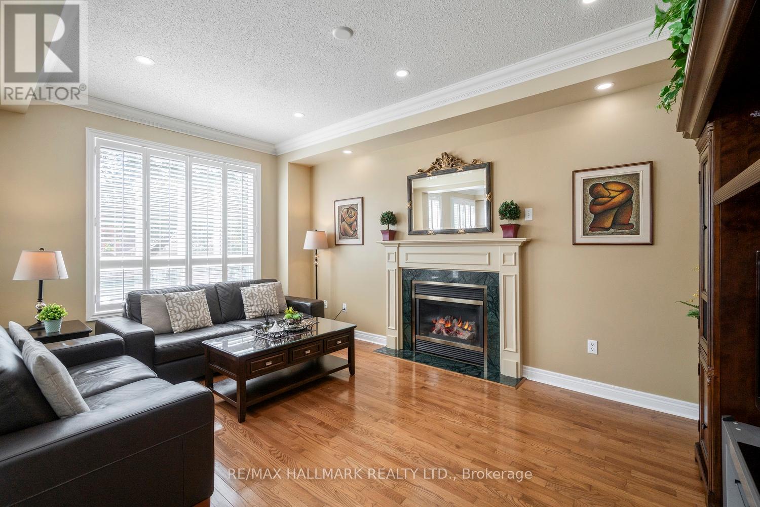 21 Courtfield Crescent, Markham (Berczy), Ontario  L6C 2R8 - Photo 6 - N12419513