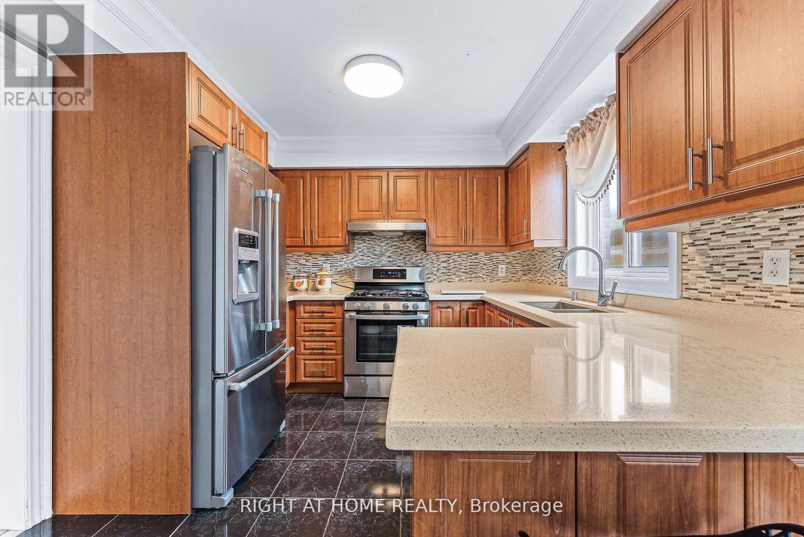 154 Country Lane, Barrie, Ontario  L4N 0N1 - Photo 4 - S12419455
