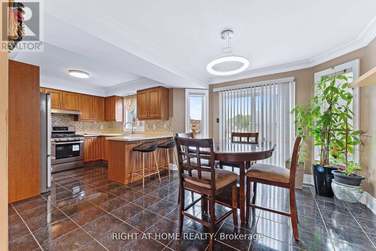 154 Country Lane, Barrie, Ontario  L4N 0N1 - Photo 6 - S12419455