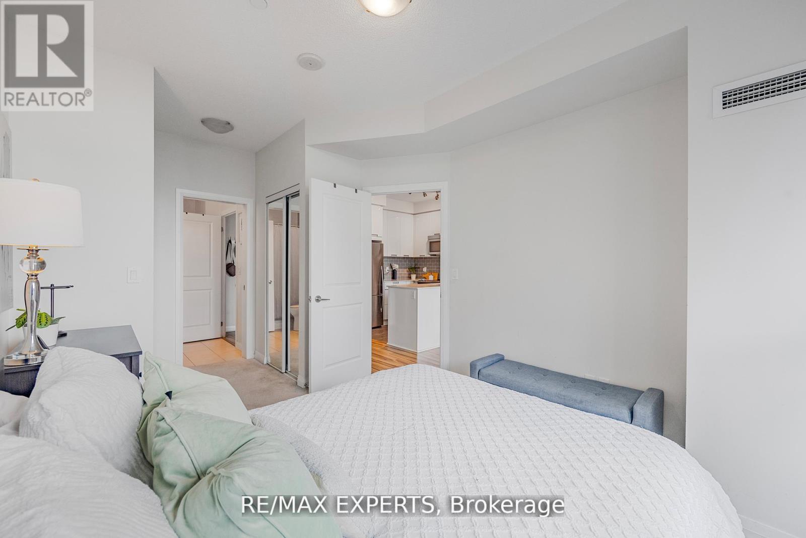 2408 - 75 Eglinton Avenue W, Mississauga, Ontario  L5R 0E5 - Photo 13 - W12419506